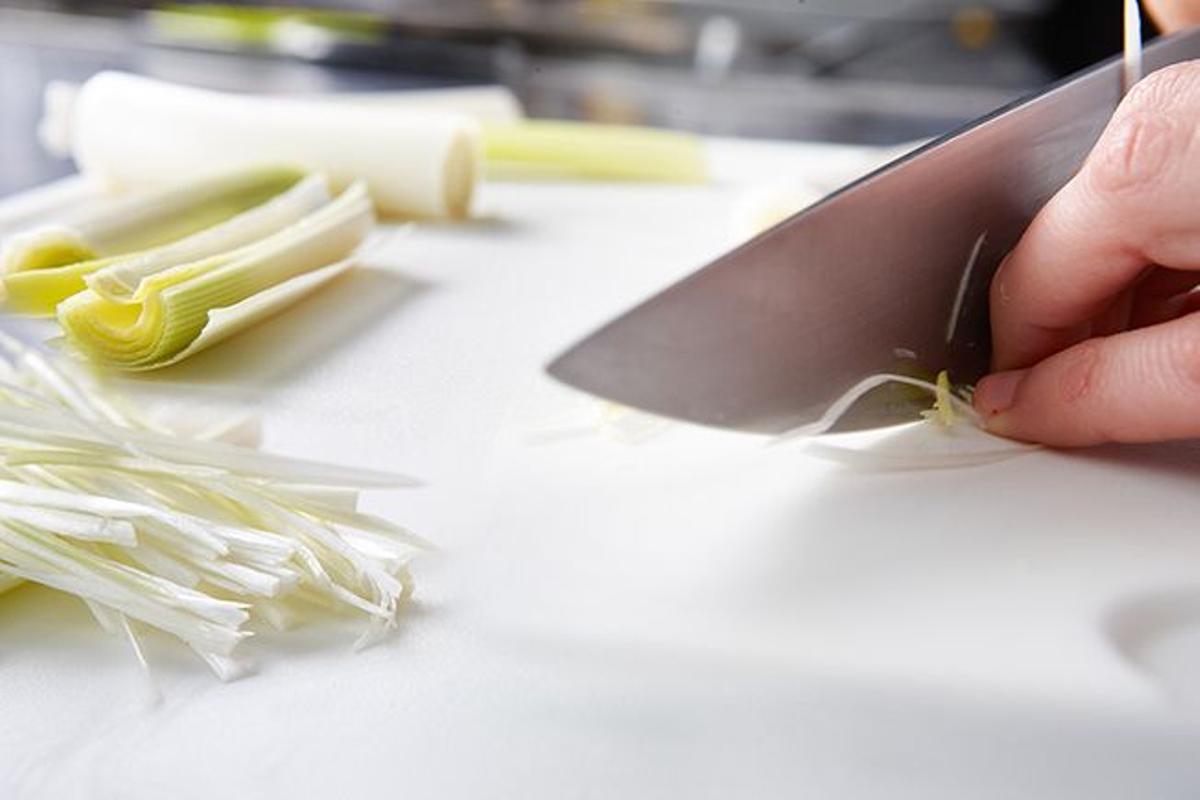 Corta los puerros para cocinar la sopa parmentier