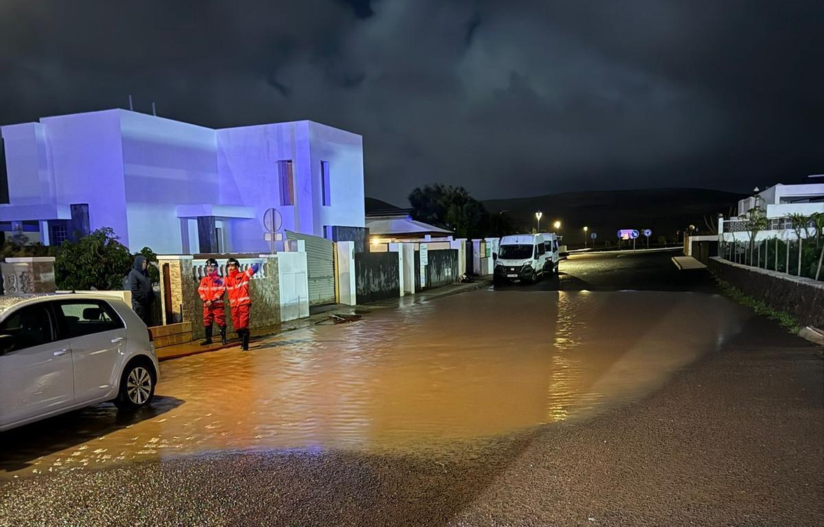 Inundación en la madrugada de este miércoles, 4 de marzo, por las lluvias de la borrasca Regina en Tahíche, en el municipio de Teguise.