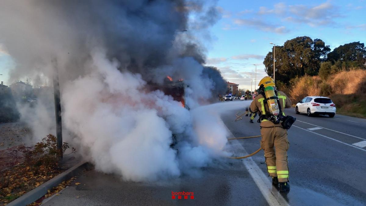 Les imatges de l'incendi d'una furgoneta a Blanes