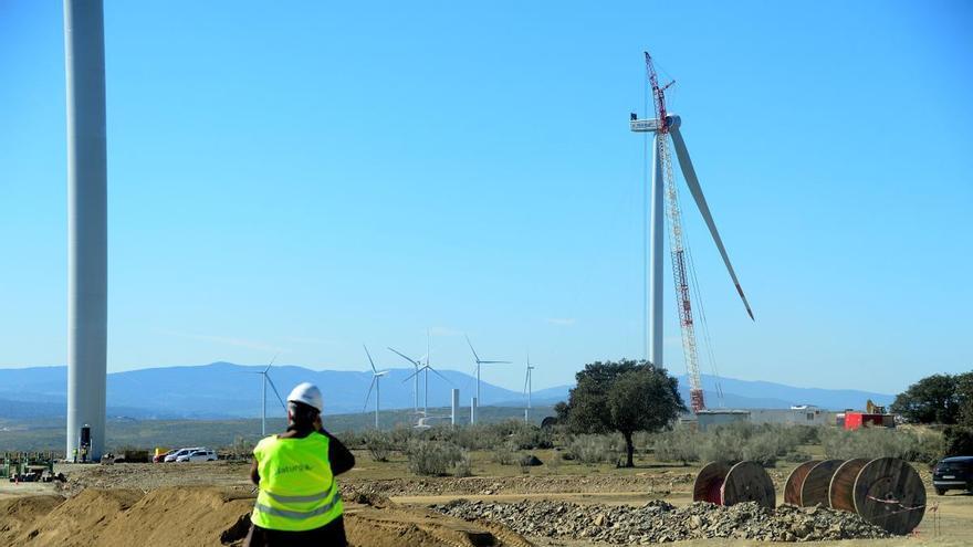 Los aerogeneradores del segundo parque eólico de Plasencia y Extremadura estarán instalados en un mes