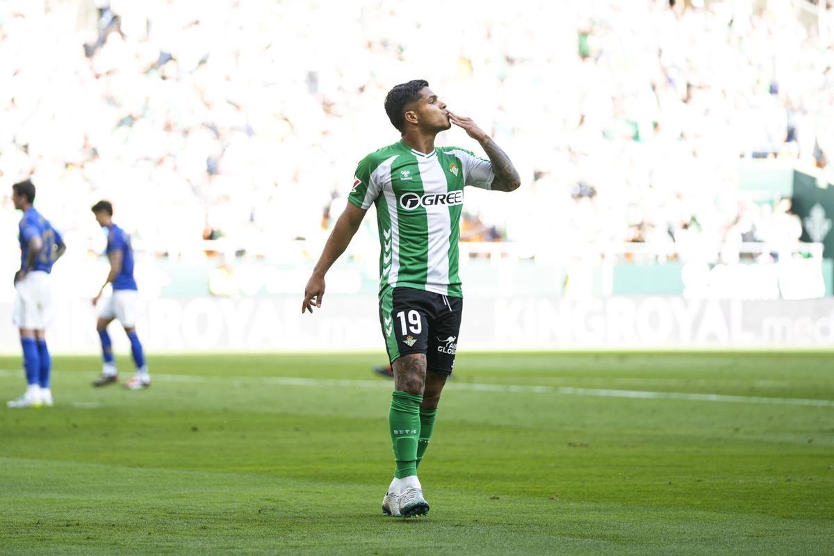 Cucho Hernández celebra el primer gol del Betis al Oviedo en el partido de Liga de la jornada 34 en La Cartuja