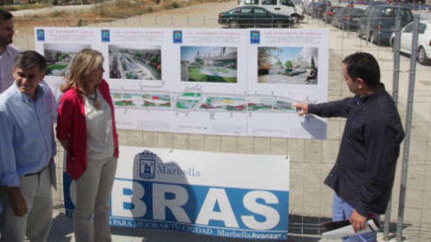 La alcaldesa atiende las explicaciones del arquitecto responsable del proyecto.