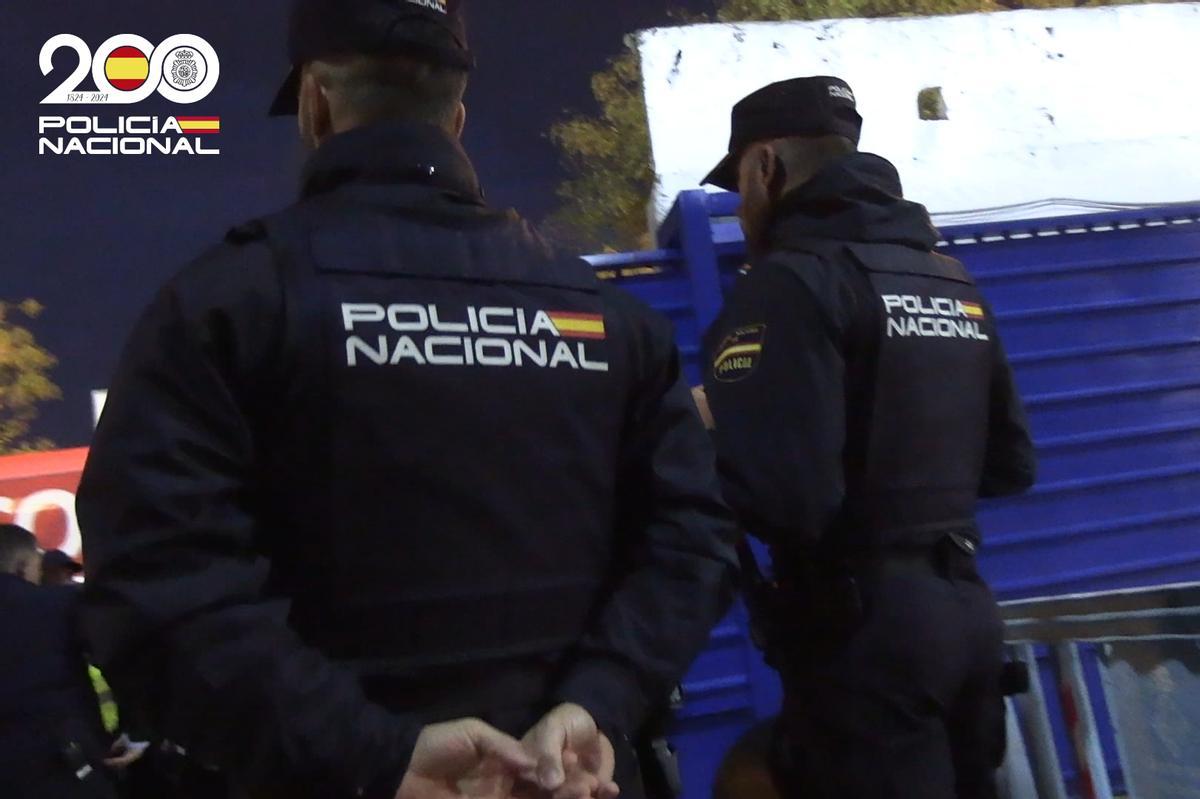 Agentes de la Policía Nacional durante una patrulla en Palma.