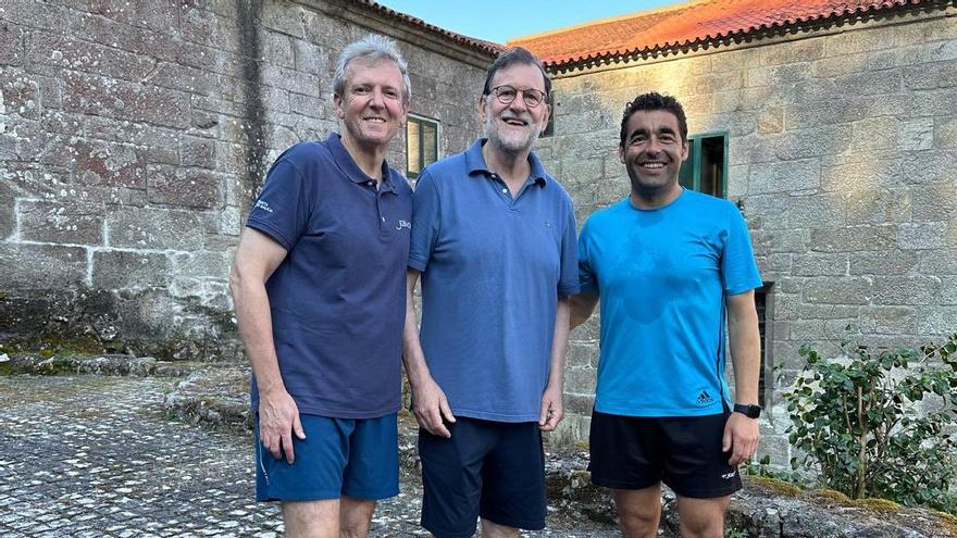Rajoy pasea por la Armenteira con dos conocidos acompañantes
