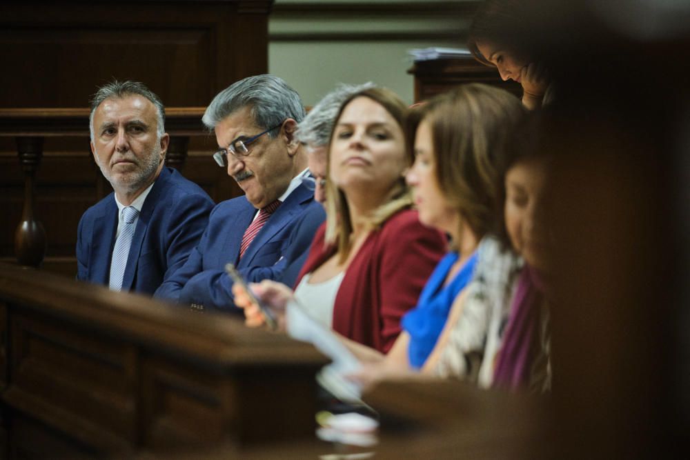 Torres, ante el pleno del Parlamento