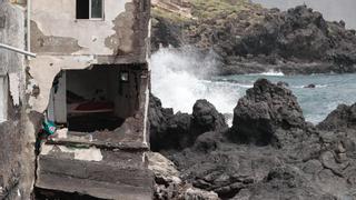Tres viviendas quedan en ruinas tras la fuerza del oleaje en Tenerife