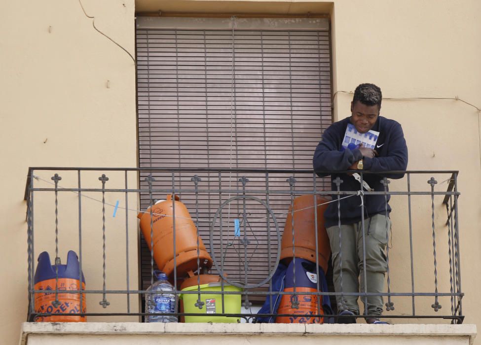 Un hombre se atrinchera armado en València