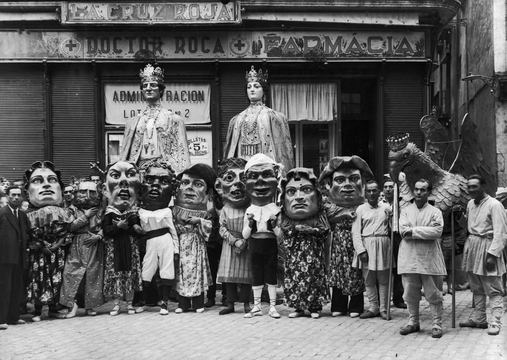 L'origen dels gegants l'hem de cercar en les primeres processons de Corpus. A la festa de Corpus hi participaven, tradicionalment, tots els estaments de la ciutat i tenia un caràcter marcadament festiu. Els carrers s'engalanaven i era el dia en què sortien els gegants i altres elements de la imatgeria festiva a ballar per les ciutats al so de la música. Amb el pas del temps, la festa va adquirir dues parts ben diferenciades, la religiosa i la popular. Malgrat tot, els gegants, els capgrossos, les àligues, els dracs, les mulasses, els lleons i els cavallets, per la seva forta càrrega simbòlica, varen sobreviure al llarg dels segles com a elements de la cultura tradicional i popular.