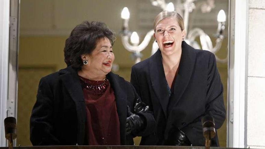 Setsuko Thurlow, superviviente de Hiroshima, con Beatrice Fihn, directora de la campaña internacional contra las armas nucleares