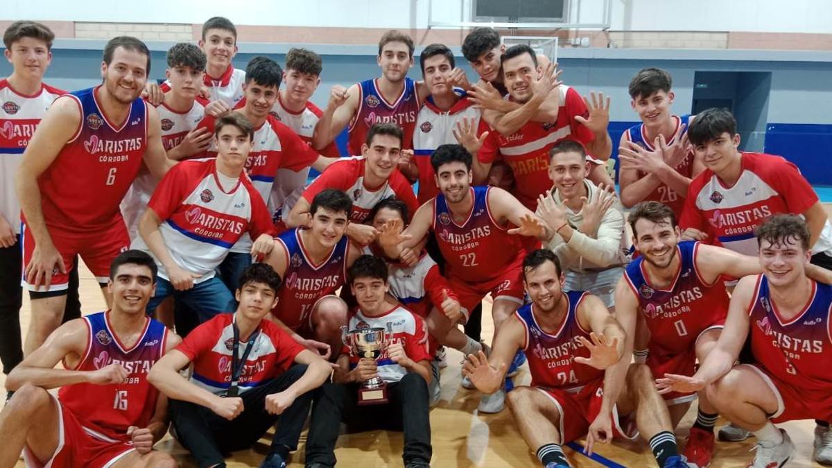 El Maristas festeja el triunfo frente al Cabra.