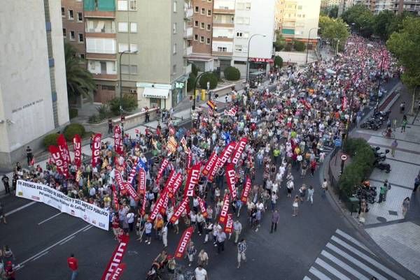 Miles de personas se manifiestan en Zaragoza