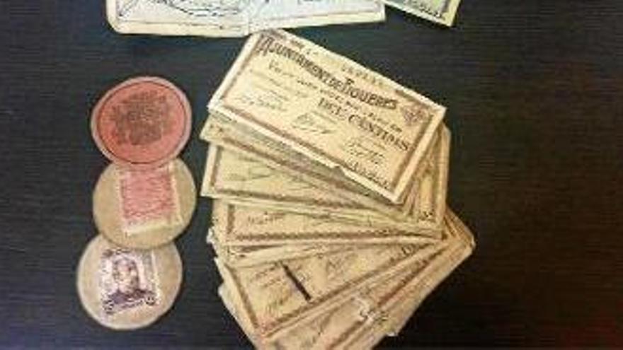 Alguns dels bitllets i monedes-paper localitzats a l&#039;Ajuntament de Sant Climent.