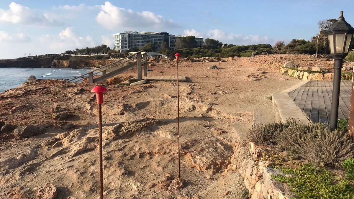 Las obras para unir Cala Llenya y es Canar mediante una plataforma de madera ya han comenzado.