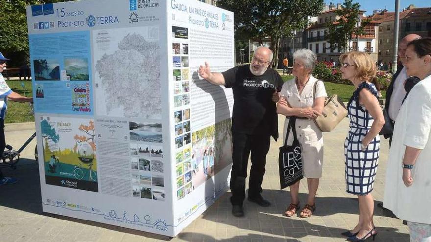 Inauguración, ayer, de la exposición que conmemora el 15 aniversario del Proxecto Terra. // Rafa Vázquez