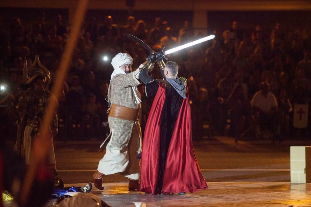 Las embajadas recrean la lucha entre los bandos de la cruz y la media luna para hacerse con el control de Elche