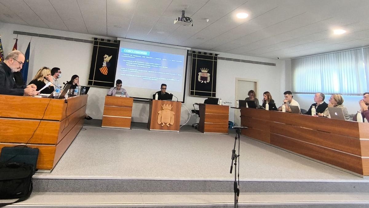 Un momento del pleno presupuestario de Canet.