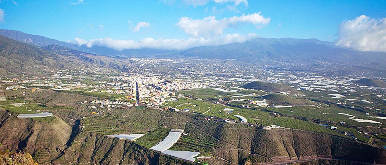 El llano de Aridane bajo la dorsal de Cumbre Vieja.