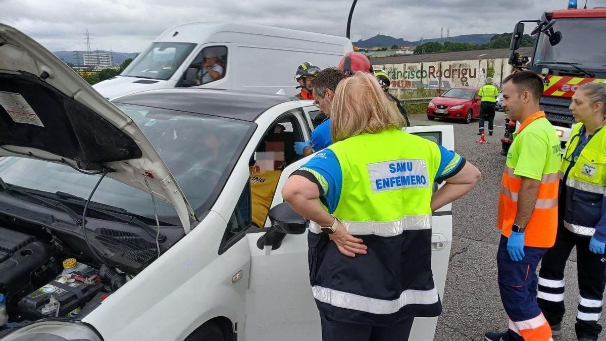 Sanitarios, bomberos y guardias civiles, esta mañana, en el lugar del accidente.