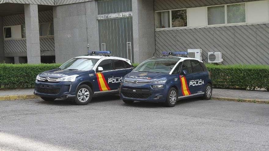 Dos coches de la comisaría que van a ser sustituidos tras finalizar el renting. // Iñaki Osorio