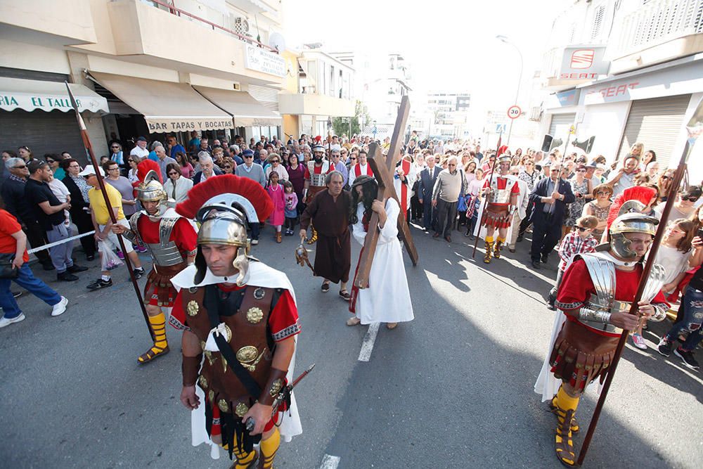 Centenares de personas asisten en el Puig de Missa a la recreación de la muerte de Jesucristo.