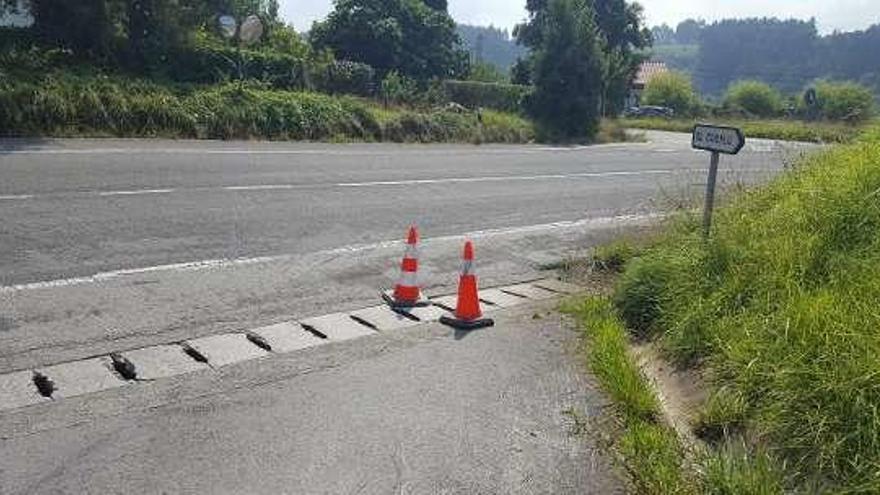 Los conos instalados encima de la loseta rota.