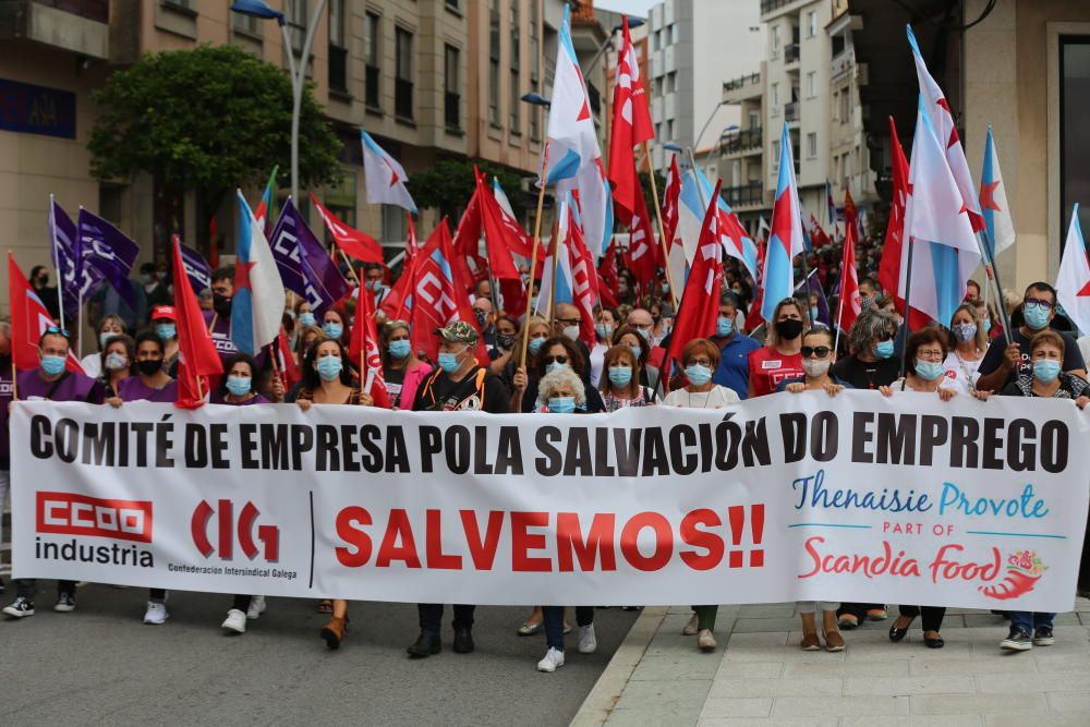 O Grove se vuelca con los trabajadores de la conservera Thenaisie en una manifestación / Miguel Muñiz