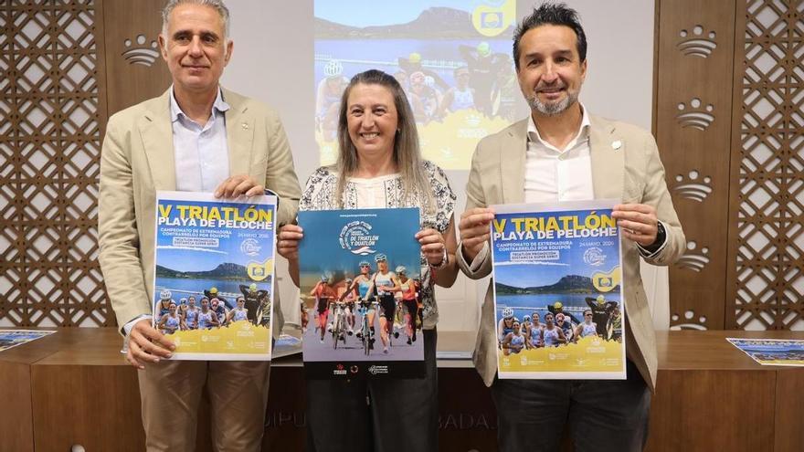 El V Triatlón Playa de Peloche celebra la renovación de su bandera azul