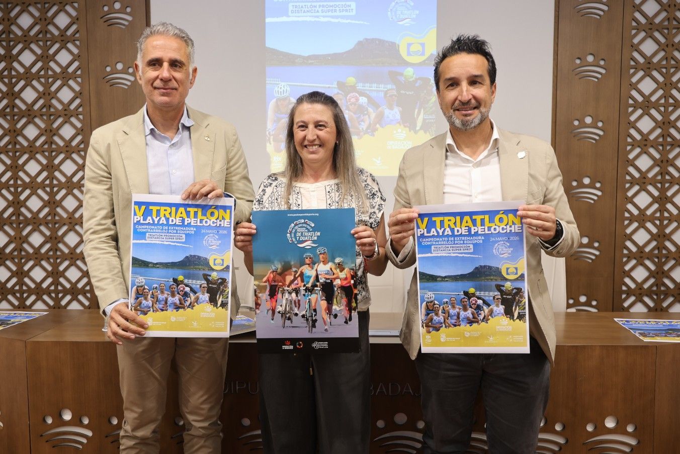 Acto de presentación del V Triatlón Playa de Peloche en la sede de la diputación.