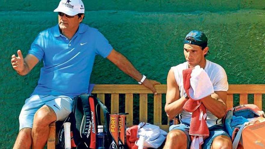 Rafel Nadal junto a su tío Toni en un receso en un entrenamiento.