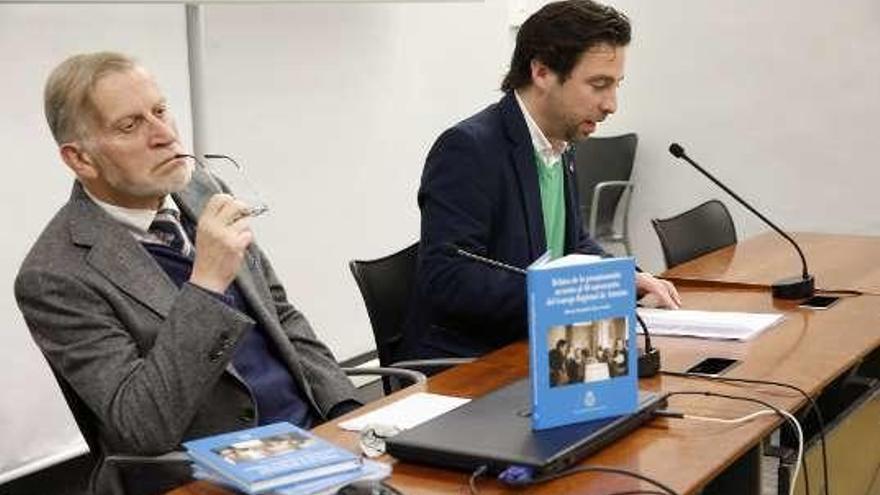 Por la izquierda, Sánchez Vicente y Fernández Llera, ayer, durante la presentación del libro.