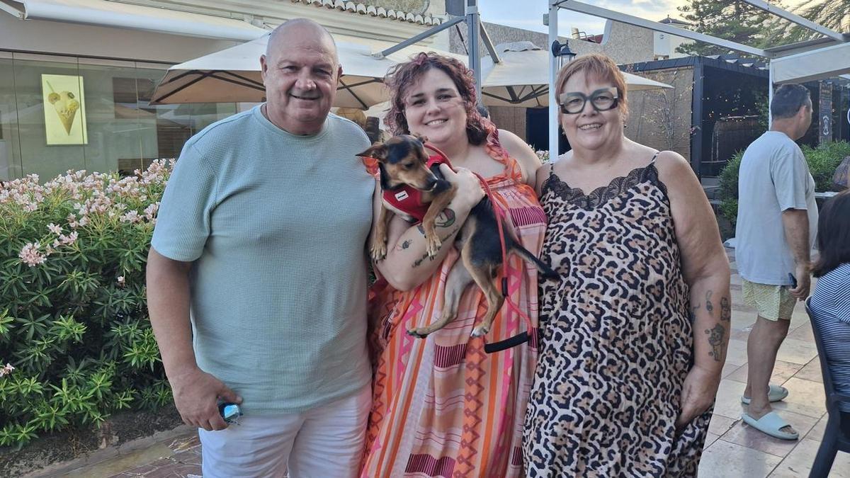 Shaskia Roig y sus padres, en el Arenal de Xàbia, a donde acudieron para hablar con este diario