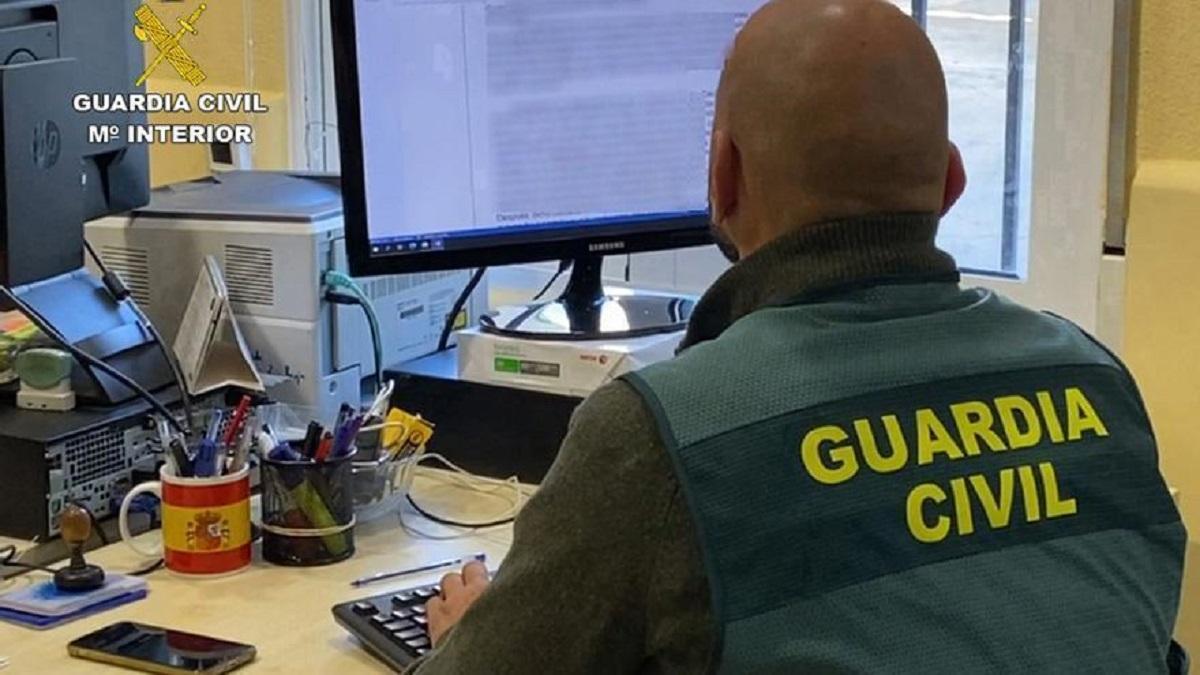 Un agente de la Guardia Civil durante una investigación.