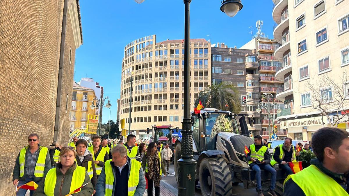 En imágenes | Los agricultores abandonan La Aljafería y ponen rumbo al centro de Zaragoza