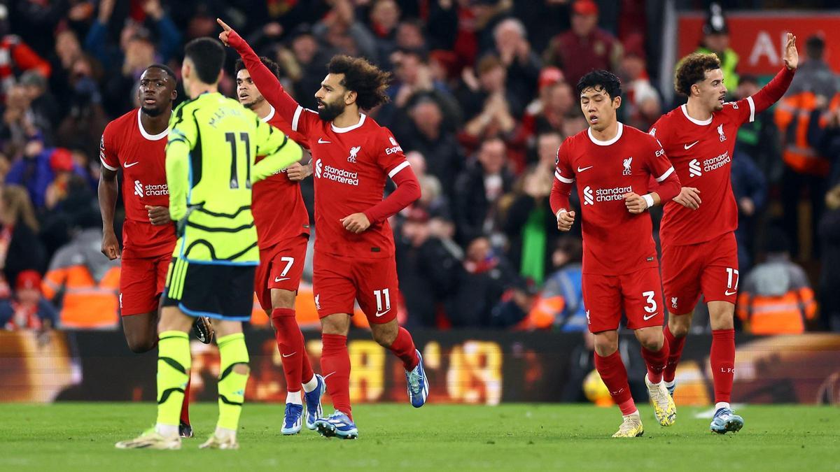Salah celebra su gol, que era el 1-1, ante Martinelli en el Liverpool-Arsenal de la Premier en Anfield.