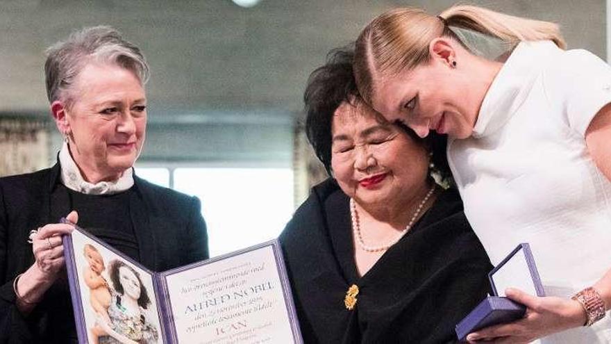 Thurlow, en el centro, emocionada, tras recibir el Nobel de la Paz.