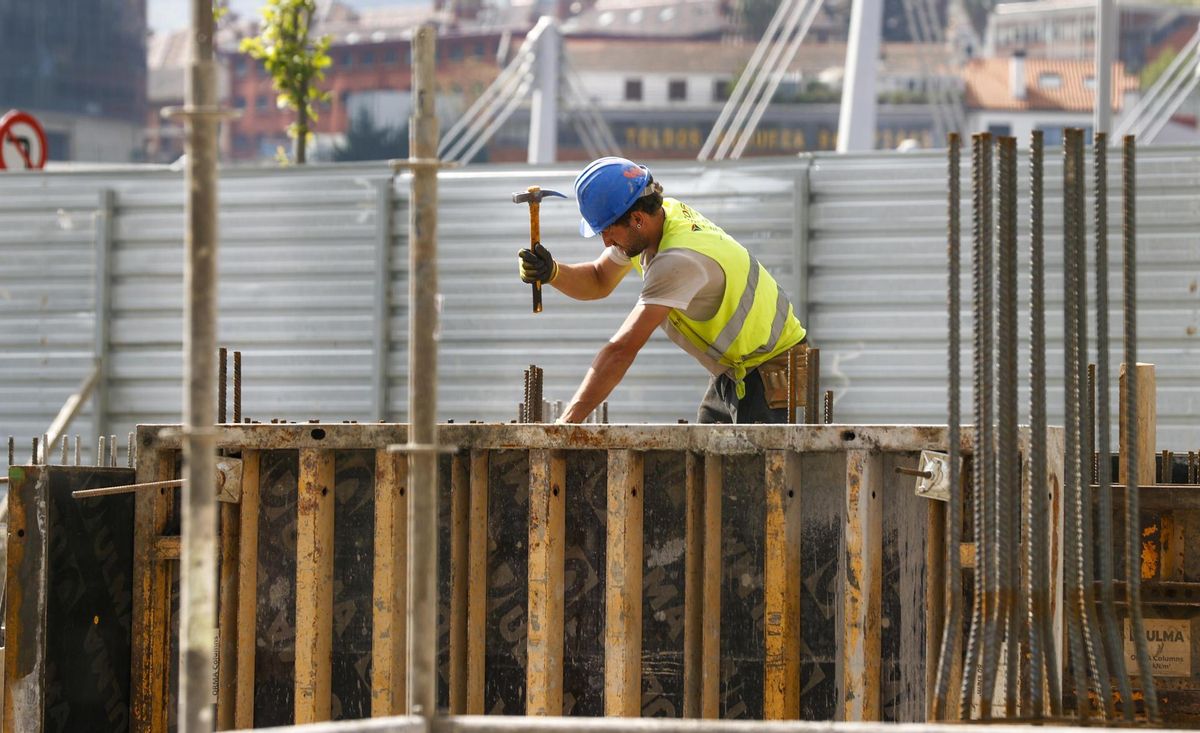Un profesional de la construcción realiza su trabajo. Varios sectores necesitan mano de obra para el 'tirón' que les espera en 2025.