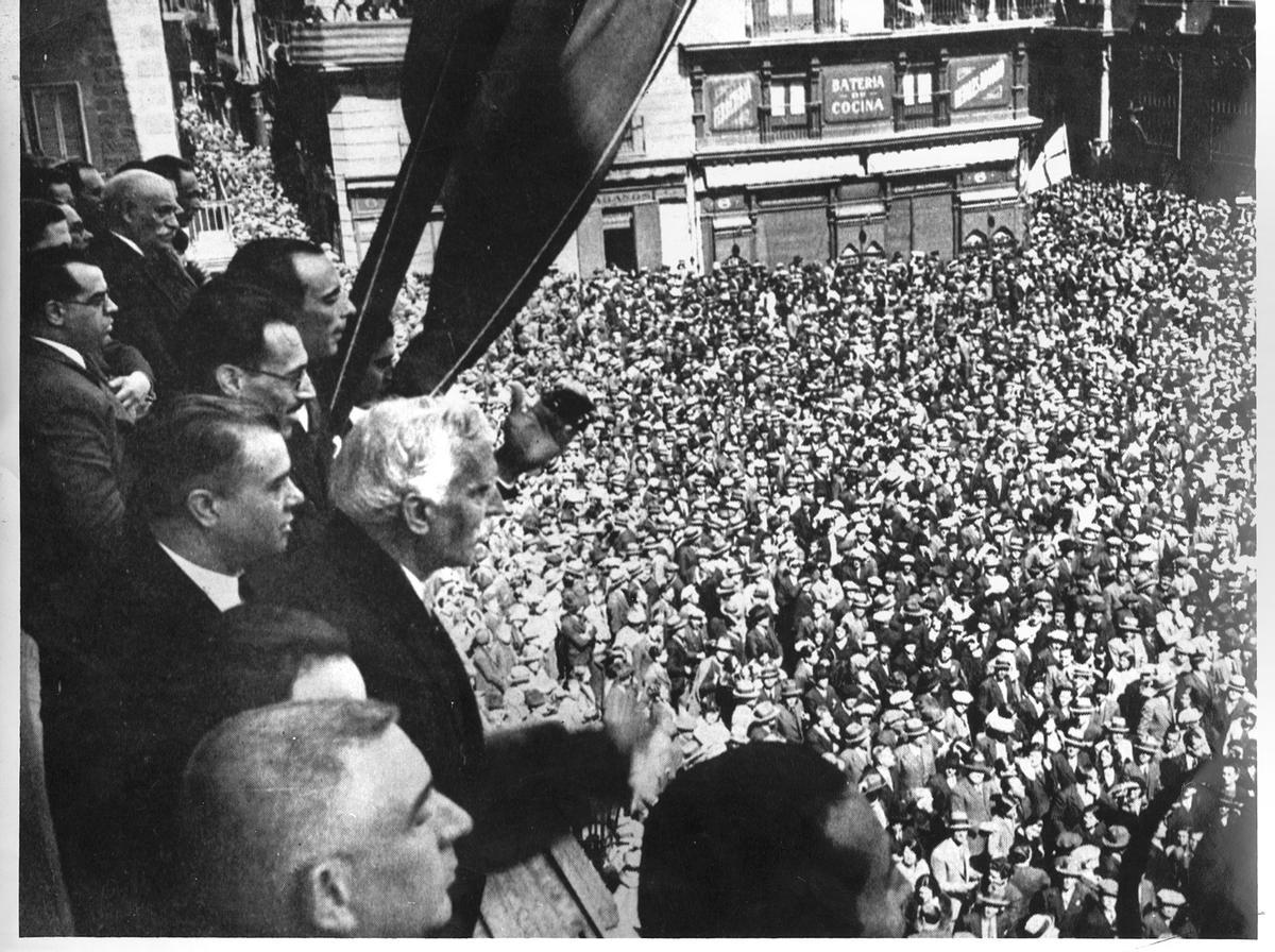 Francesc Macià se dirige a la multitud desde el Palau de la Generalitat, el 24 de abril de 1931