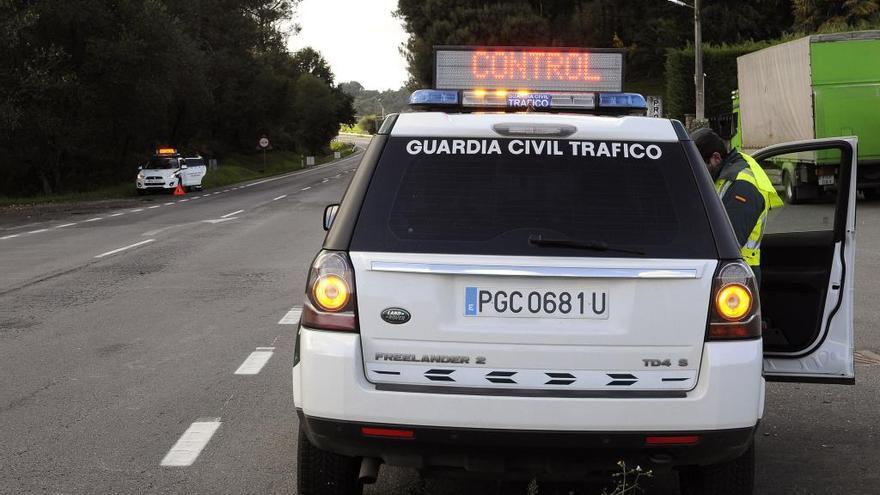 La Guardia Civil intensificará en noviembre en  Galicia el control sobre el estado de los neumáticos