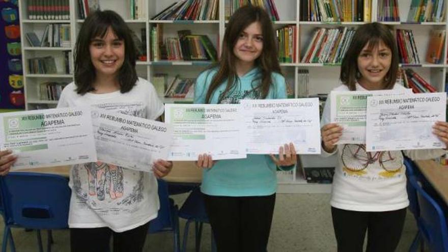 Desde la dcha., Claudia Álvarez, Isabel Gradaille y Julia Villasur, en su colegio.  // Jesús de Arcos