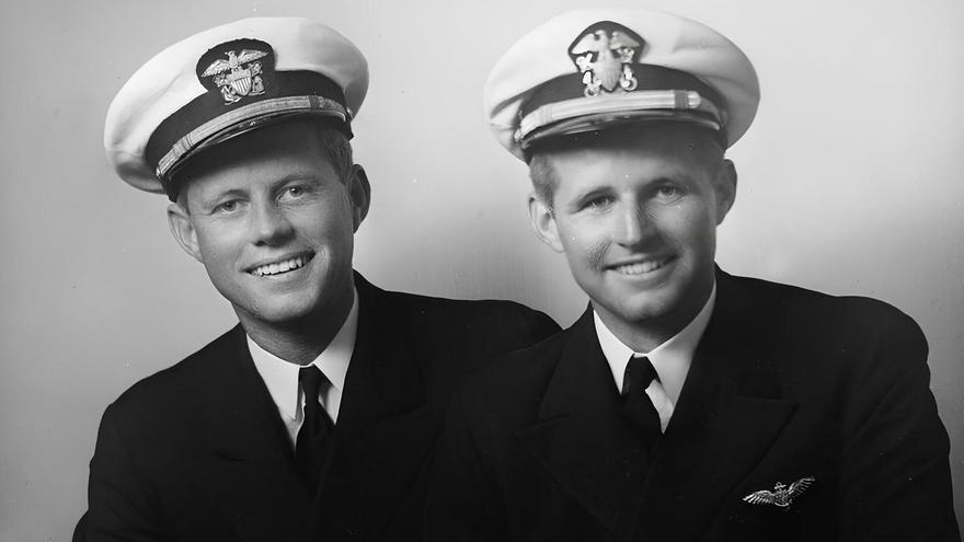 John F. Kennedy y Joseph P. Kennedy Jr., alrededor de 1942 en plena II Guerra Mundial, con sus uniformes de la US Navy.