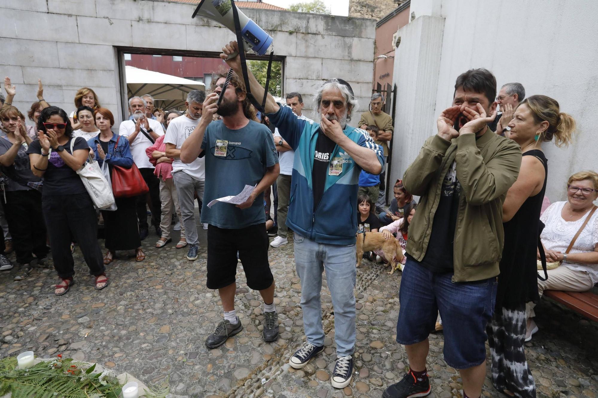 Así fue la despedida y el homenaje de amigos y clientes del Cafetón en Avilés a sus dueños, muertos en León