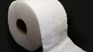 Un rollo de papel higiénico.
