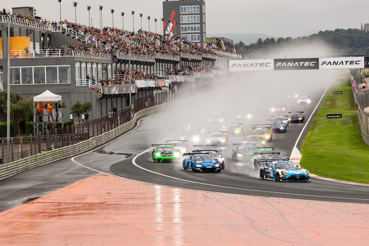 Salida de la segunda carrera de coches con Valentino Rossi en el Circuit