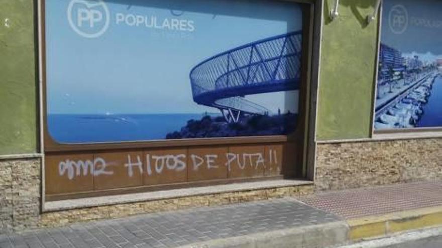 Pintadas en la sede popular de Santa Pola