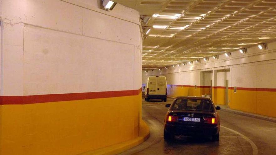 Vehículos circulan por el túnel de la plaza de Pontevedra.