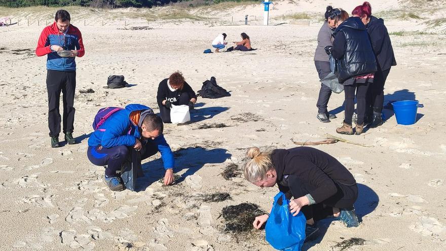 La Fiscalía abre diligencias por la marea de 26 toneladas de pellets de plástico en Galicia