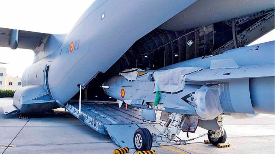 Un Airbus &quot;engulle&quot; a un F-18 en la maniobra realizada recientemente en la Base Aérea de Gando para trasladarlo a la Península.