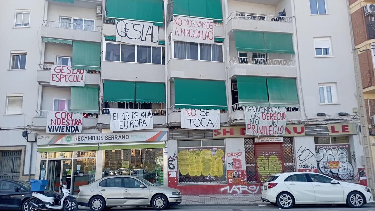 Carteles de protesta en el 15 de la avenida de Europa.