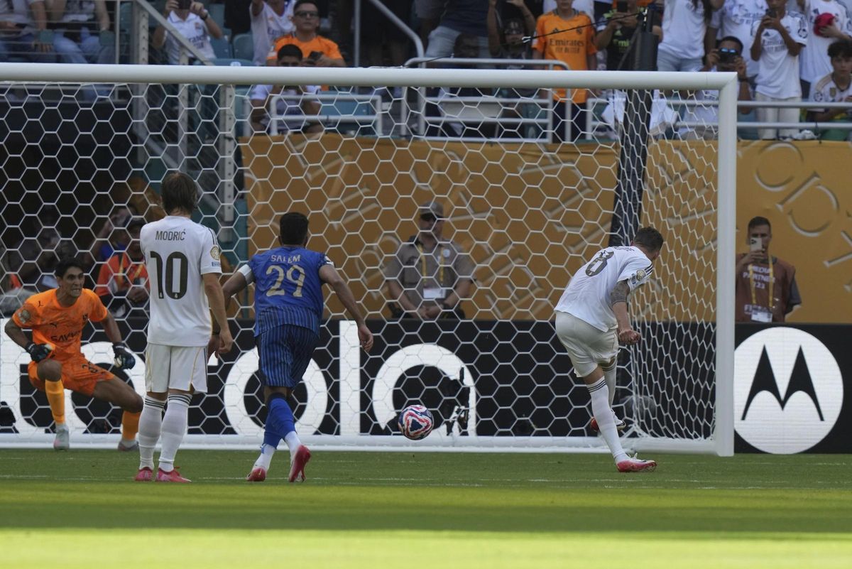 Bono, en la acción del penalti de Valverde
