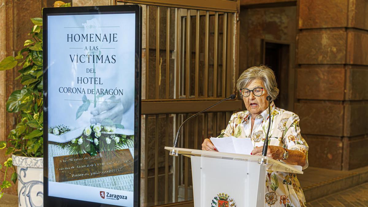Gracia Roca, familiar de las victimas durante el homenaje a las víctimas del Hotel Corona, en el que murieron 83 personas el 12 de julio de 1979.
